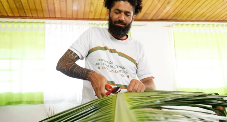 Oficina de artesanato com palha de buriti capacita 20 alunos em Pimenteiras do Oeste