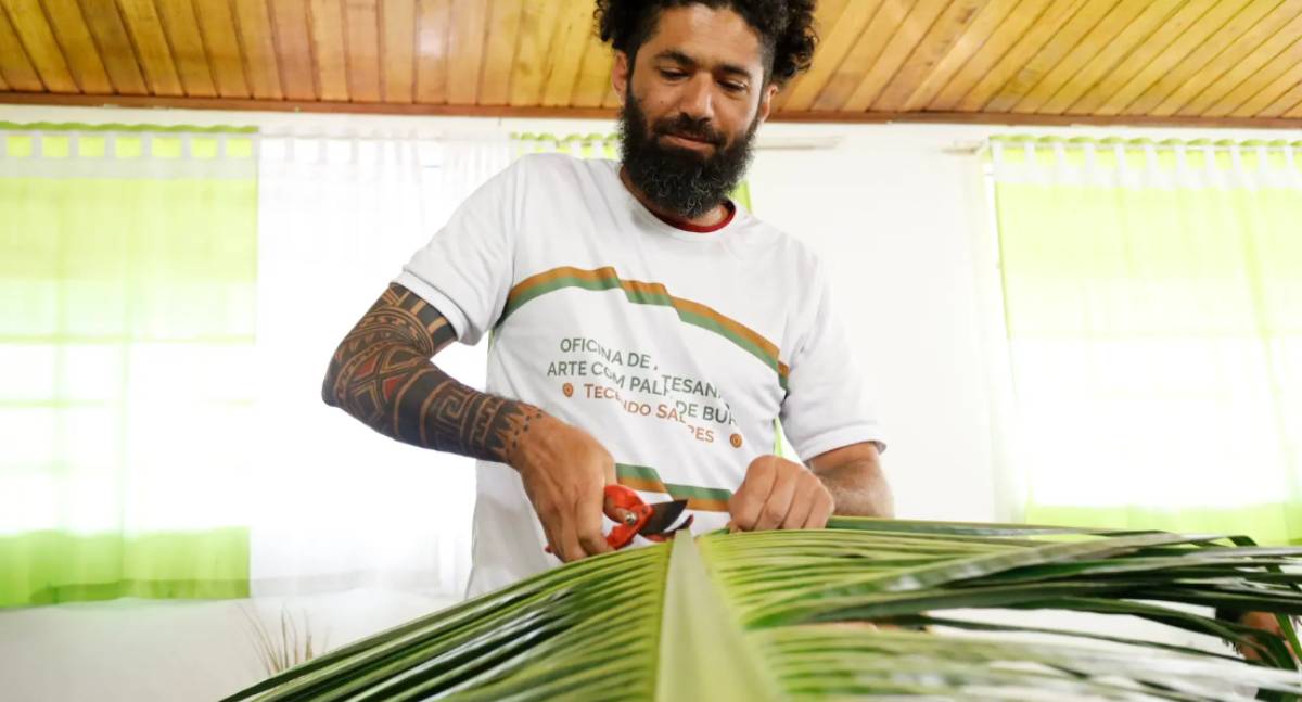 Oficina de artesanato com palha de buriti capacita 20 alunos em Pimenteiras do Oeste