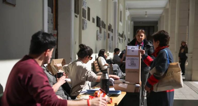 Oposição peronista vence eleição em Buenos Aires e enfraquece Milei