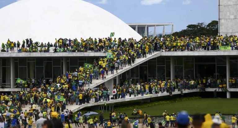 Parlamentares debatem anistia a golpistas do 8 de janeiro