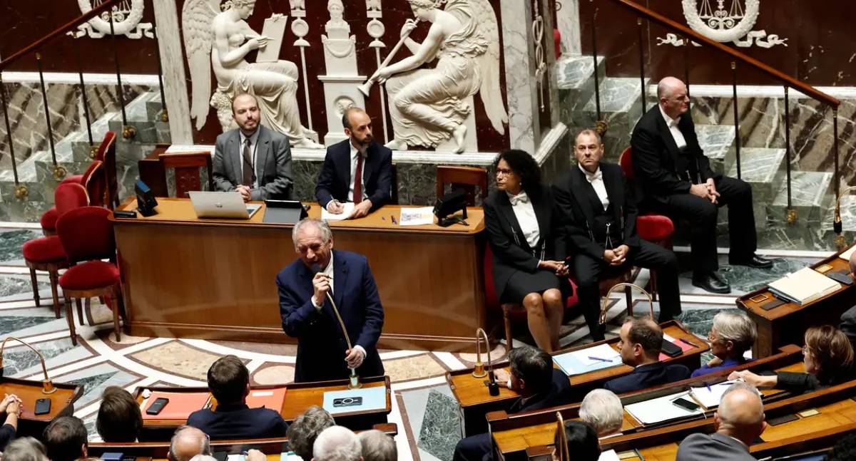 Parlamentares franceses derrubam premiê e aprofundam crise política
