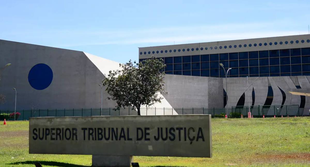 Plano de saúde deve cobrir emergência em cirurgia estética, decide STJ