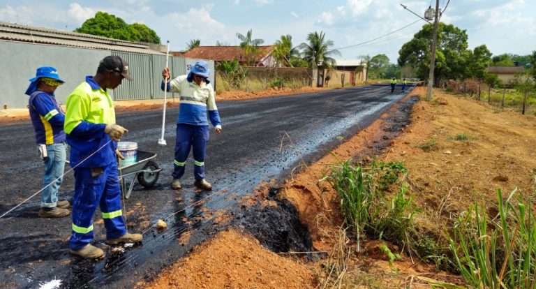 Prefeitura de Jaru, com Lúcio Mosquini e Dr. Luís do Hospital, leva asfalto a quatro bairros