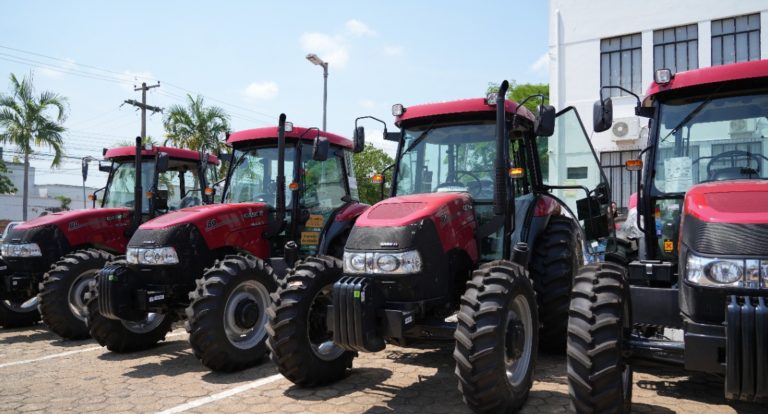Prefeitura de Porto Velho entrega tratores para impulsionar a agricultura familiar