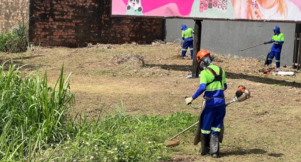 Prefeitura de Porto Velho intensifica limpeza de canal entre avenidas Calama e Abunã