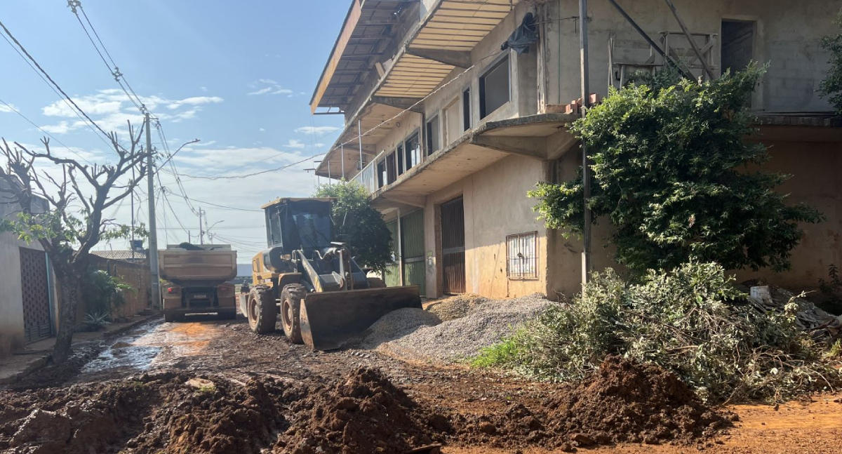Prefeitura inicia limpeza e encascalhamento das ruas Aruanã e Jaraqui