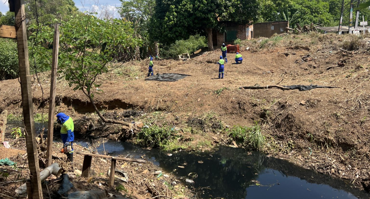 Prefeitura realiza limpeza completa em canal no bairro Castanheira, zona Sul de Porto Velho