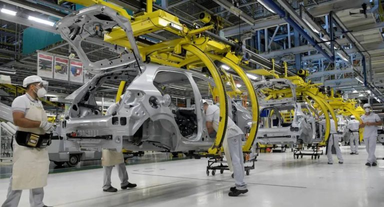 Produção industrial recua e acumula quatro meses sem crescimento