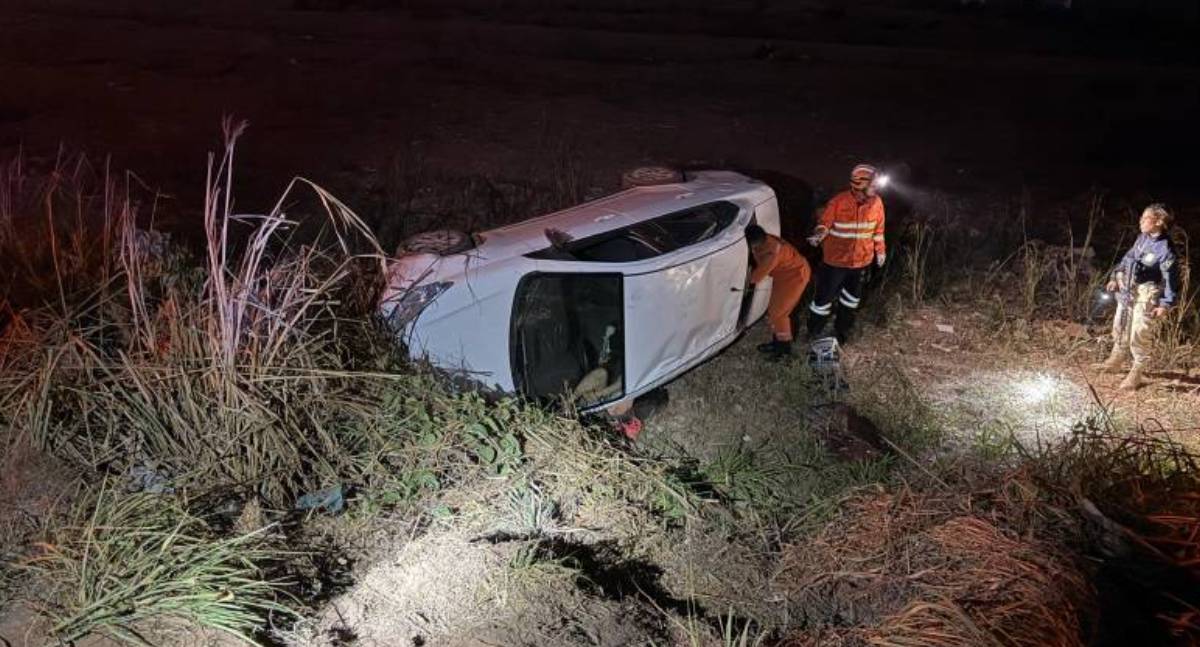 Professora capota carro na BR 364 e mobiliza Bombeiros em Vilhena