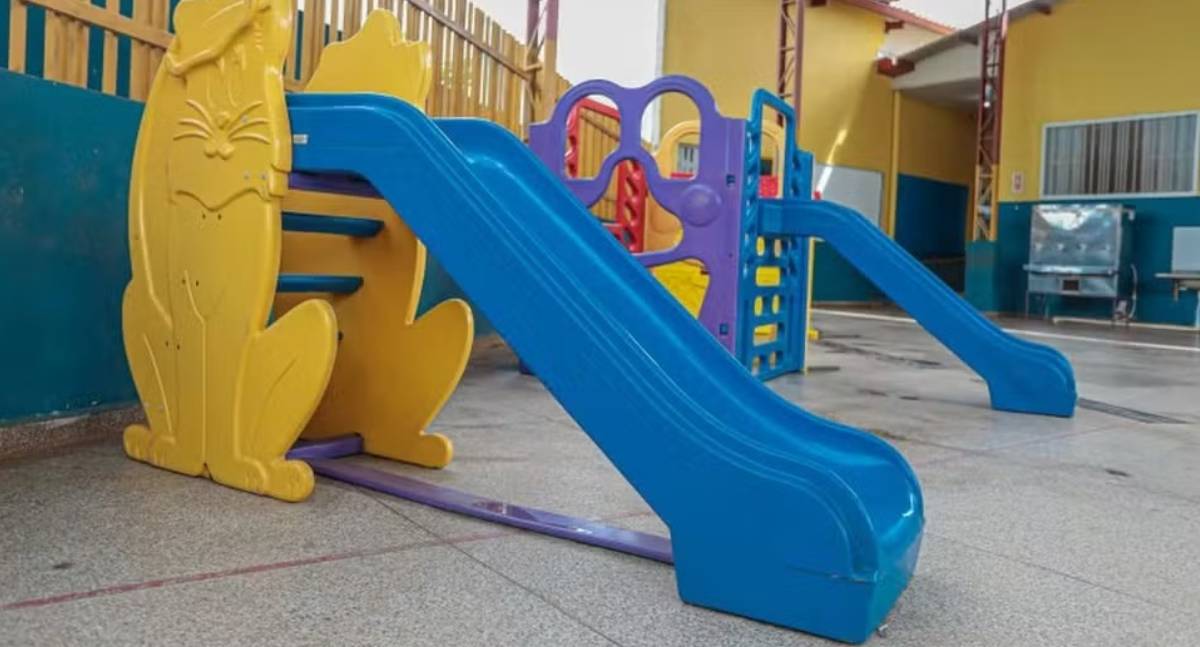 Professora é exonerada após suspeita de agredir criança em creche