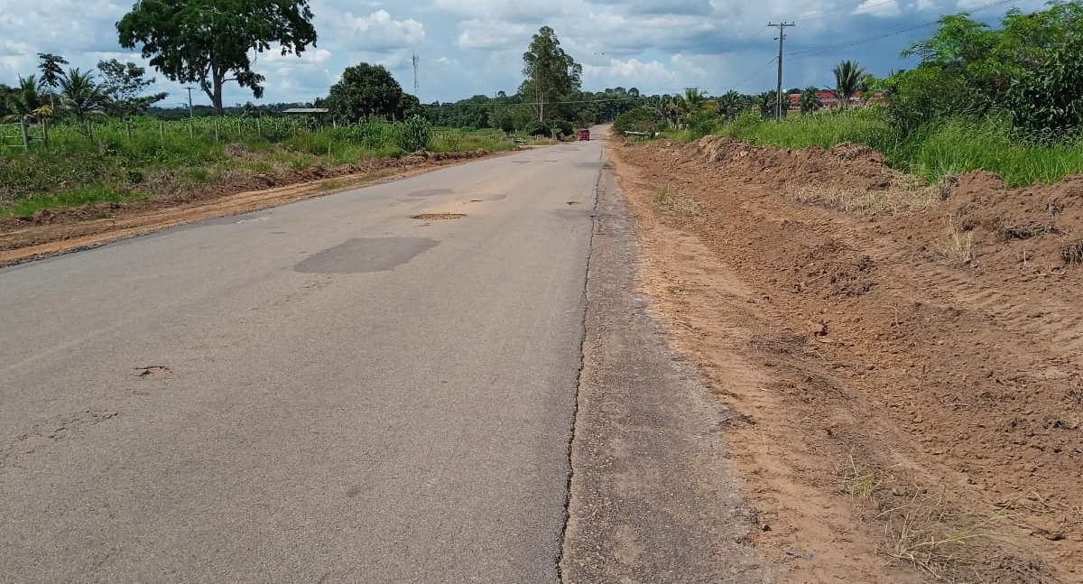 Recapeamento da RO-135, em Ji-Paraná, é solicitado por Cláudia de Jesus ao DER