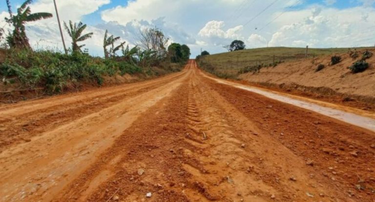 RO 010 sentido Nova Brasilândia recebe serviços de patrolamento e drenagem do DER