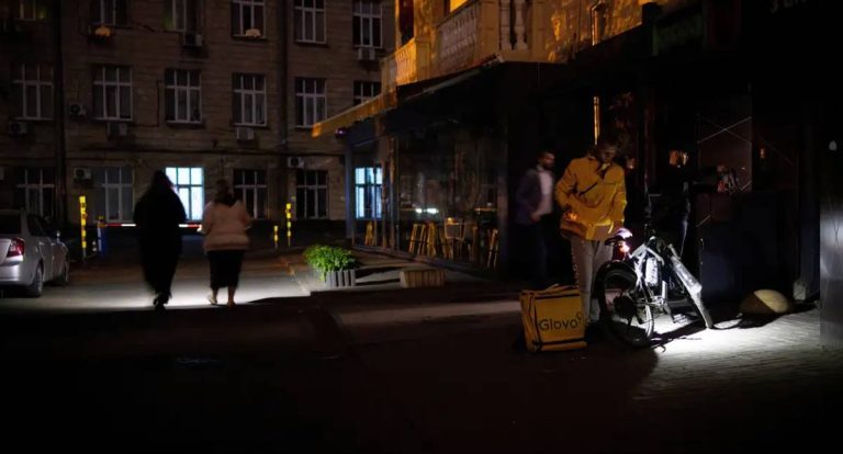 Rússia ataca central de energia em Kiev e causa apagões