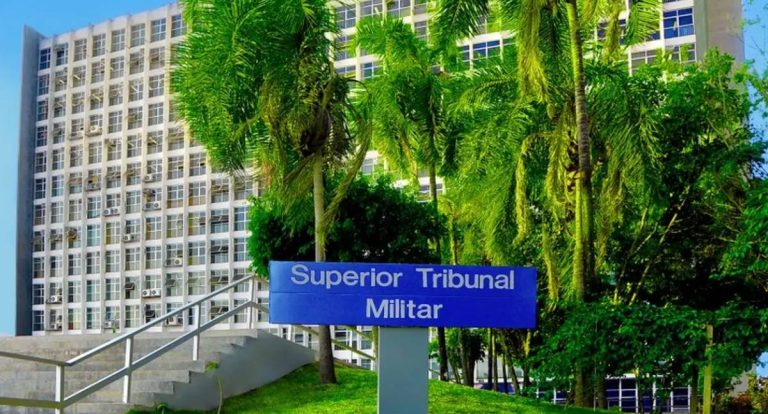 STF determina que STM julgue perda de patente de Bolsonaro e militares