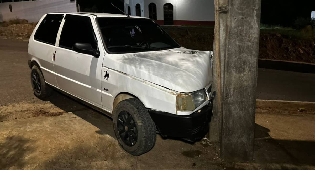 Suspeito de embriaguez colide com poste em Rondônia