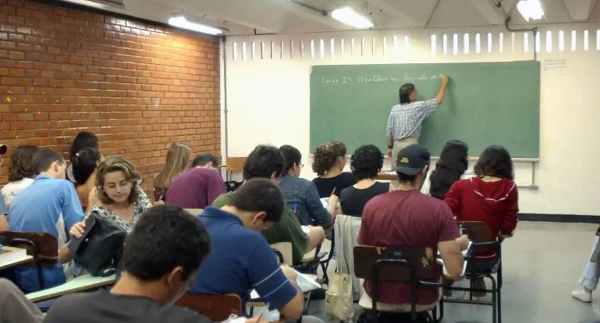 Ter diploma de ensino superior pode dobrar salário no Brasil