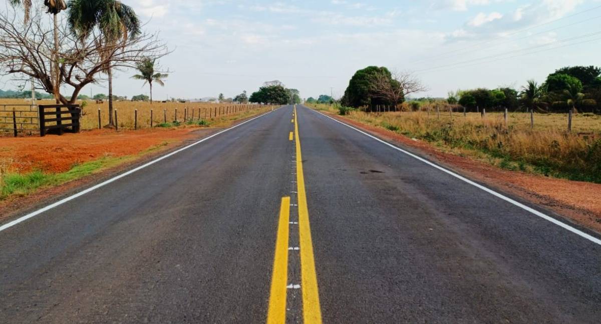 Trecho entre Cerejeiras e Corumbiara recebe 22 km de sinalização e microrrevestimento