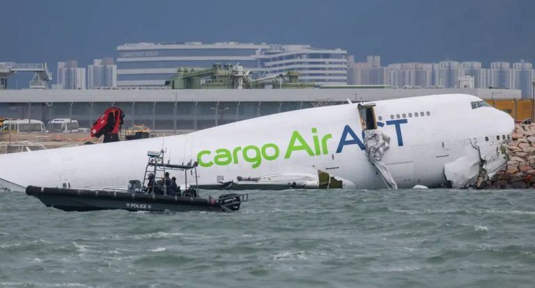 Acidente de avião de carga em Hong Kong mata dois funcionários