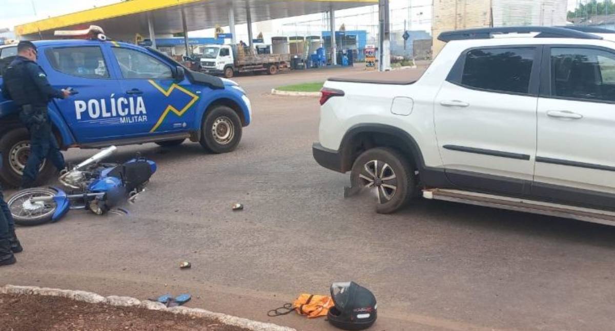 Acidente em Rolim de Moura envolve moto e carro no cruzamento central