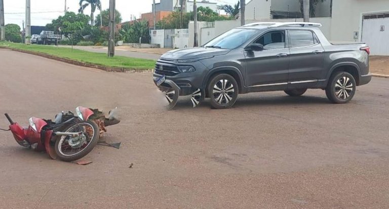 Acidente entre carro e moto deixa motociclista ferida em Rolim de Moura