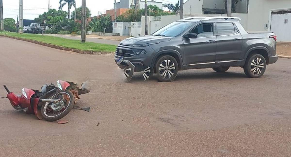 Acidente entre carro e moto deixa motociclista ferida em Rolim de Moura