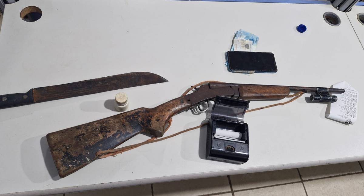 Acusado de homicídio detido com facão e espingarda em RO