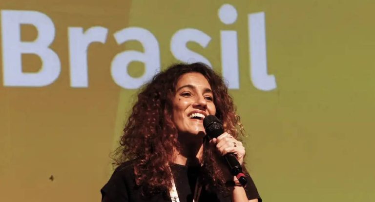 Antonia Pellegrino recebe Prêmio Amigos do Cinema Infantil