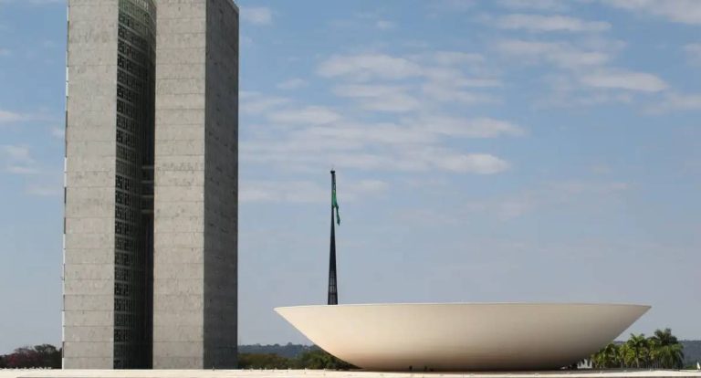 Aprovado no Senado projeto que cria portabilidade automática de conta-salário