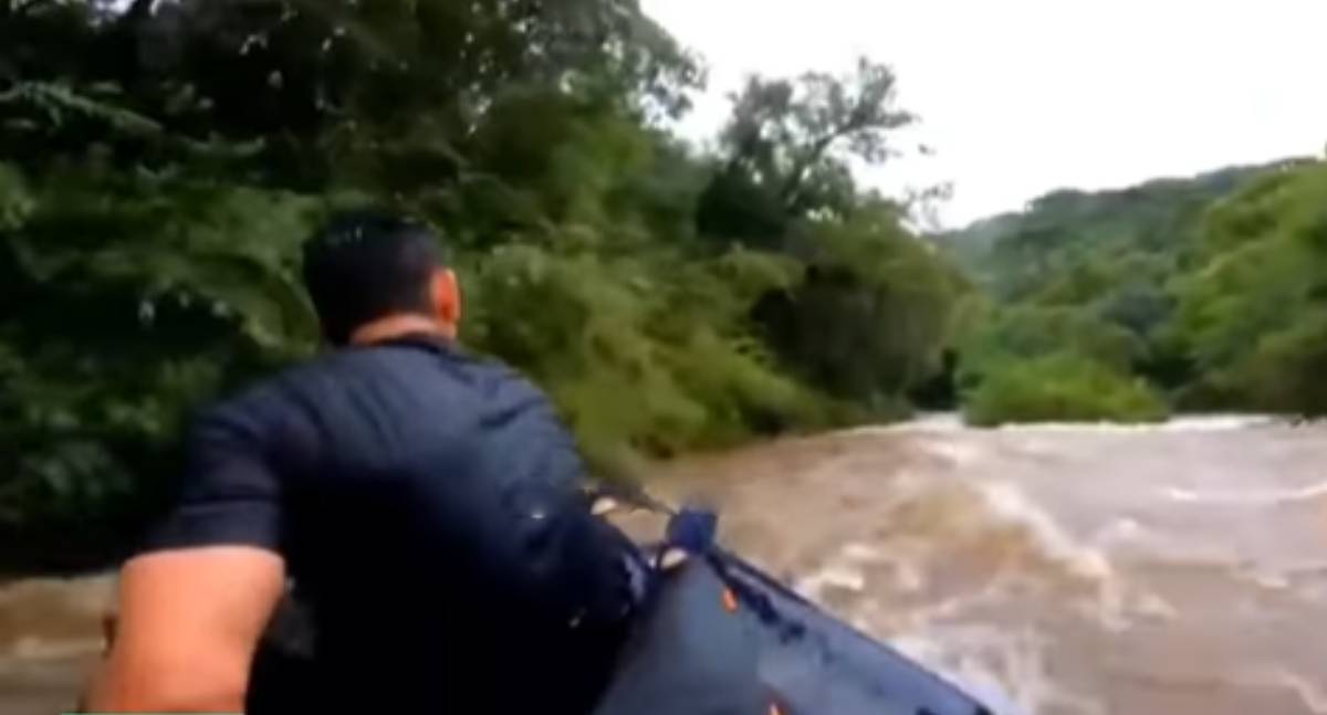 Aventureiros usam colchão inflável e quase são levados por correnteza
