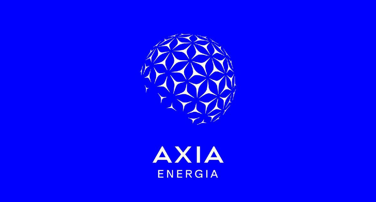 Axia Energia marca nova fase da Eletrobras no setor de renováveisCom foco em inovação e sustentabilidade, empresa adota novo nome e posicionamento estratégico. A Eletrobras — maior empresa de energia renovável do Hemisfério Sul — passa a se chamar Axia Energia, em um movimento que simboliza sua transformação e reposicionamento no mercado de energia limpa. O novo nome, inspirado nas palavras axis (eixo, em latim) e axia (valor, em grego), representa a força que conecta, articula e gera valor para todo o ecossistema energético. O rebranding, desenvolvido pelas agências Tátil Design, Artplan, GRITO e Clima Comunicação, foi lançado sob o conceito “O novo vem com energia”, reforçando a proposta de uma companhia mais moderna, ágil e inovadora. A mudança reflete os avanços da empresa nos últimos três anos, marcados por inovação tecnológica, transformação regulatória e novos padrões de consumo no setor elétrico. Um novo posicionamento estratégico Mais que uma nova identidade visual, a Axia Energia adota um posicionamento centrado na inovação e no cliente, com o propósito de “catalisar negócios com a nossa energia”. Segundo Leandra Peres, diretora de Comunicação da Axia Energia: “AXIA traduz nossa visão de futuro: uma companhia preparada para os desafios de um mundo em transição, com inovação, performance sustentável e excelência no centro da estratégia. Honramos a história que nos trouxe até aqui, ao mesmo tempo em que encaramos um cenário competitivo no qual será preciso conquistar e fidelizar clientes.” A Tátil Design, responsável pela criação da nova marca, conduziu um processo colaborativo que envolveu entrevistas com públicos estratégicos, pesquisas com mais de 2 mil pessoas em todo o país e alinhamento aos objetivos de longo prazo da companhia. O CEO da Tátil Design, Fred Gelli, destacou o desafio de unir tradição e futuro: “Reposicionada como agente de coevolução com clientes e parceiros, a AXIA passa a conectar ideias e oportunidades, construindo um ecossistema de energia mais aberto, ágil e responsável.” Protagonismo em energia limpa