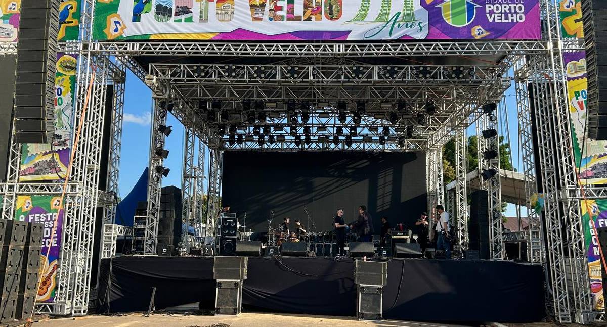Banda gospel Jefferson & Suellen abre festa dos 111 anos de Porto Velho com show de louvor e efeitos especiais