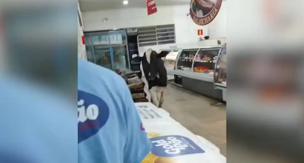 VÍDEO: Boi invade supermercado e persegue açougueiro