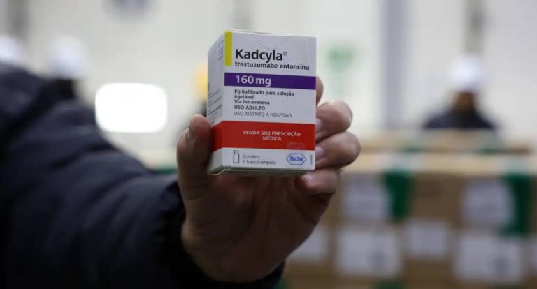 Brasil recebe medicamento essencial para tratamento de câncer de mama no SUS