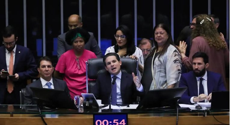 Câmara aprova licença menstrual de até 2 dias para mulheres