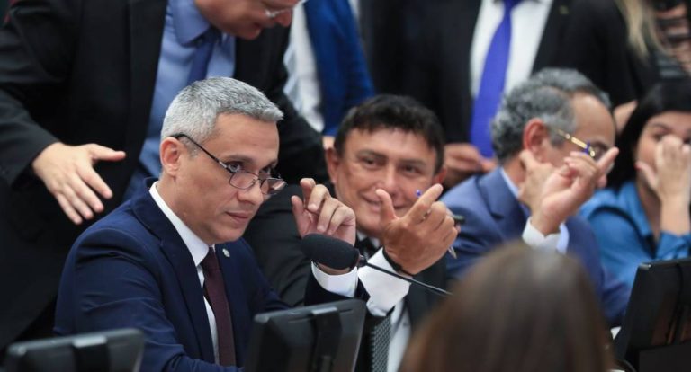 Câmara aprova suspensão de ação penal contra deputado Gustavo Gayer