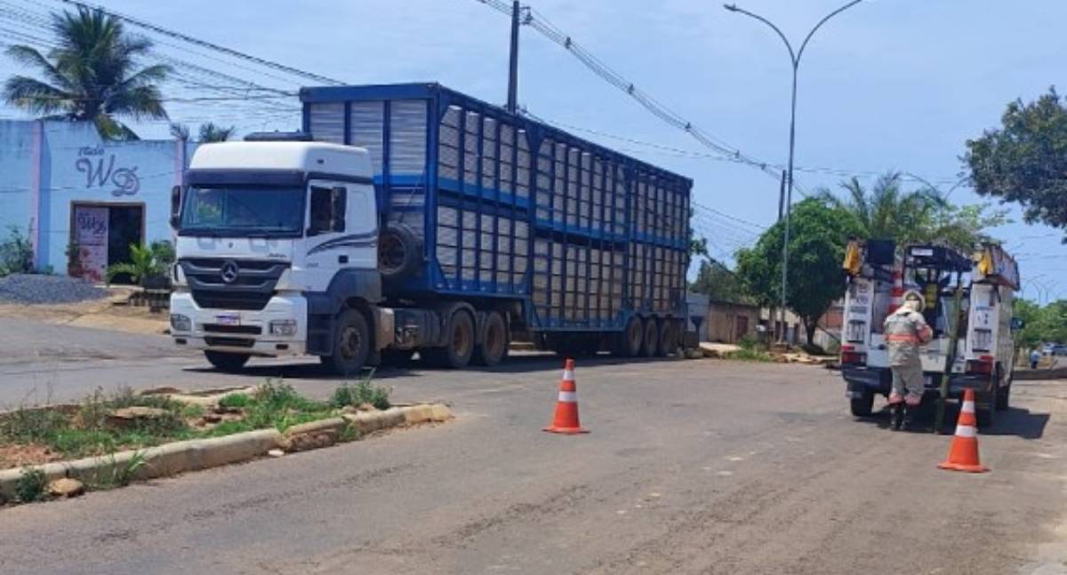Caminhoneiro fica preso em veículo após colidir em poste de energia na Linha 605
