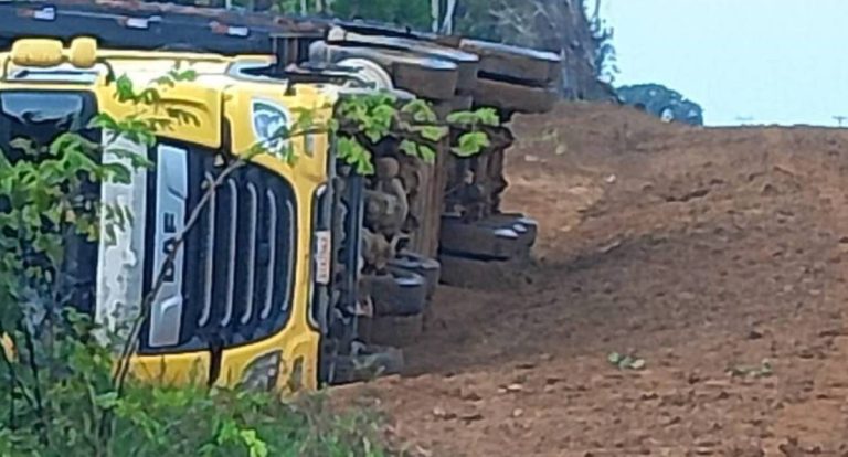 Carreta de transporte de gado tomba perto de Porto Velho em estrada escorregadia