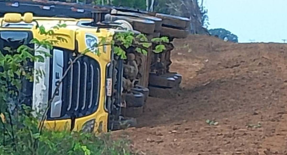 Carreta de transporte de gado tomba perto de Porto Velho em estrada escorregadia