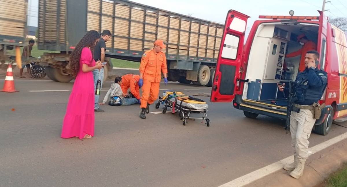Carreta esmaga motocicleta e condutora é socorrida em RO