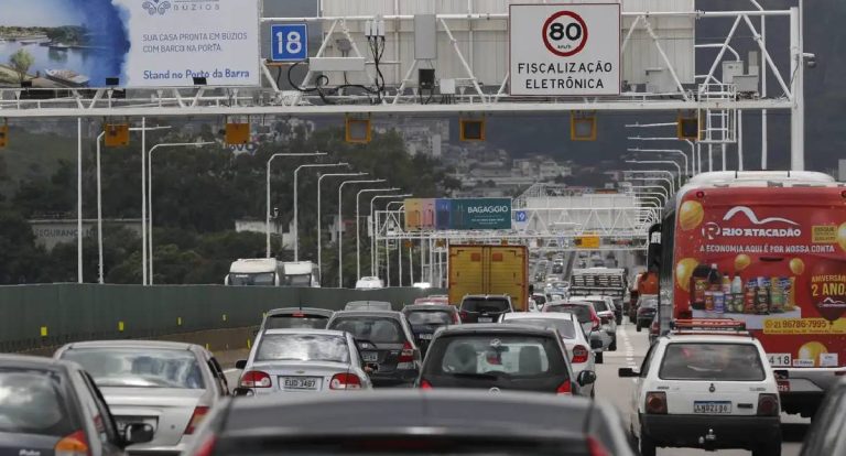Carro é o principal meio de transporte para o trabalho, aponta Censo 2022