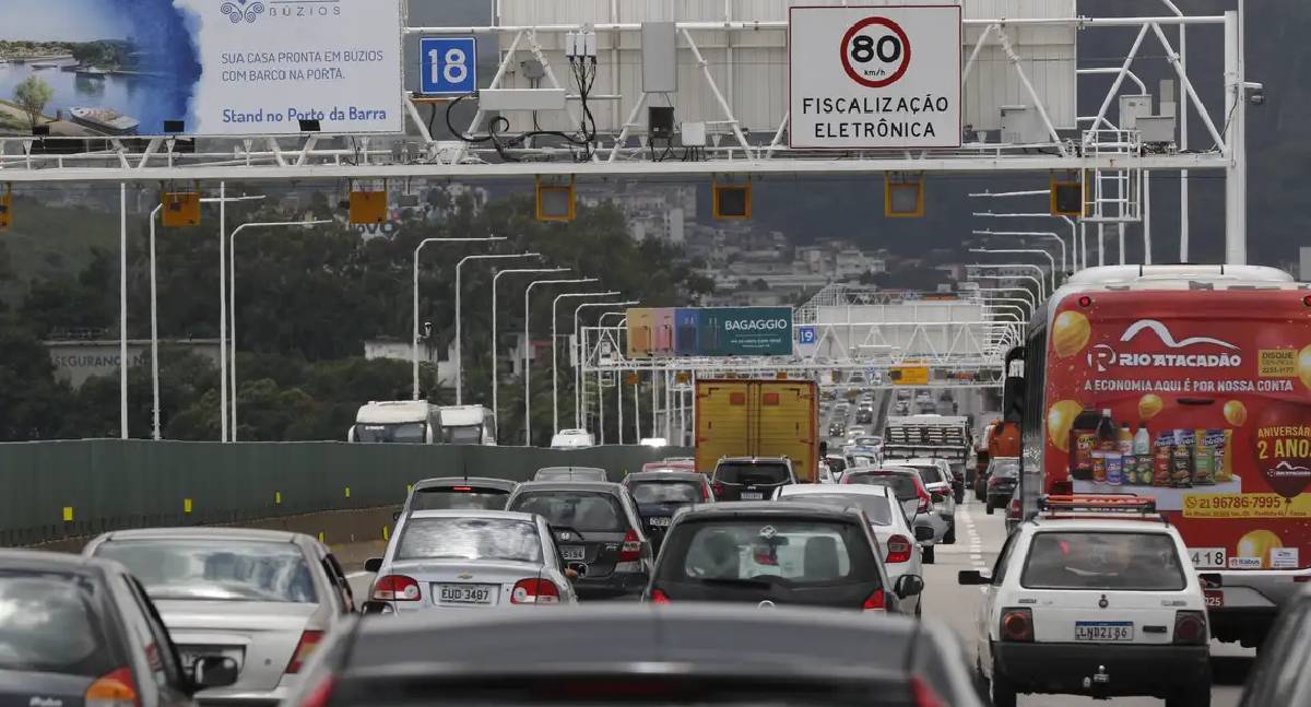 Carro é o principal meio de transporte para o trabalho, aponta Censo 2022
