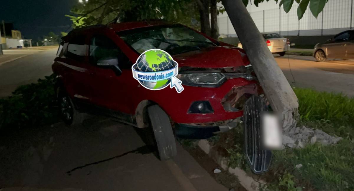 Carro Eco Sport derruba poste de iluminação na Avenida Mamoré em Porto Velho