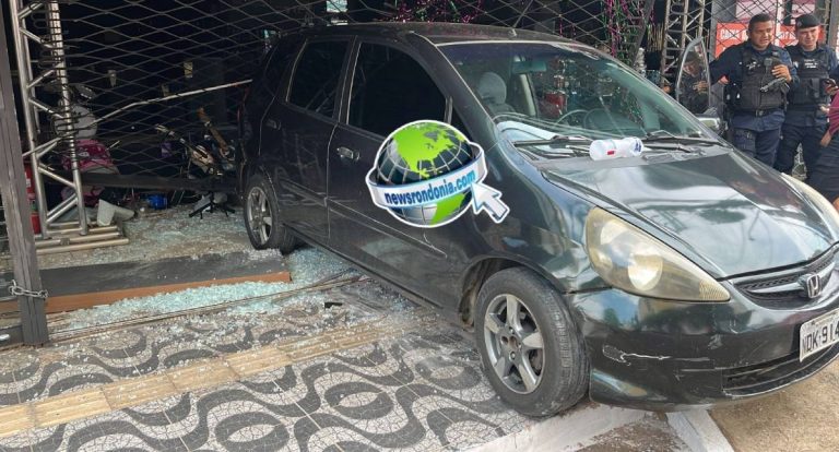 Carro invade loja de instrumentos e motorista foge no Centro de Porto Velho