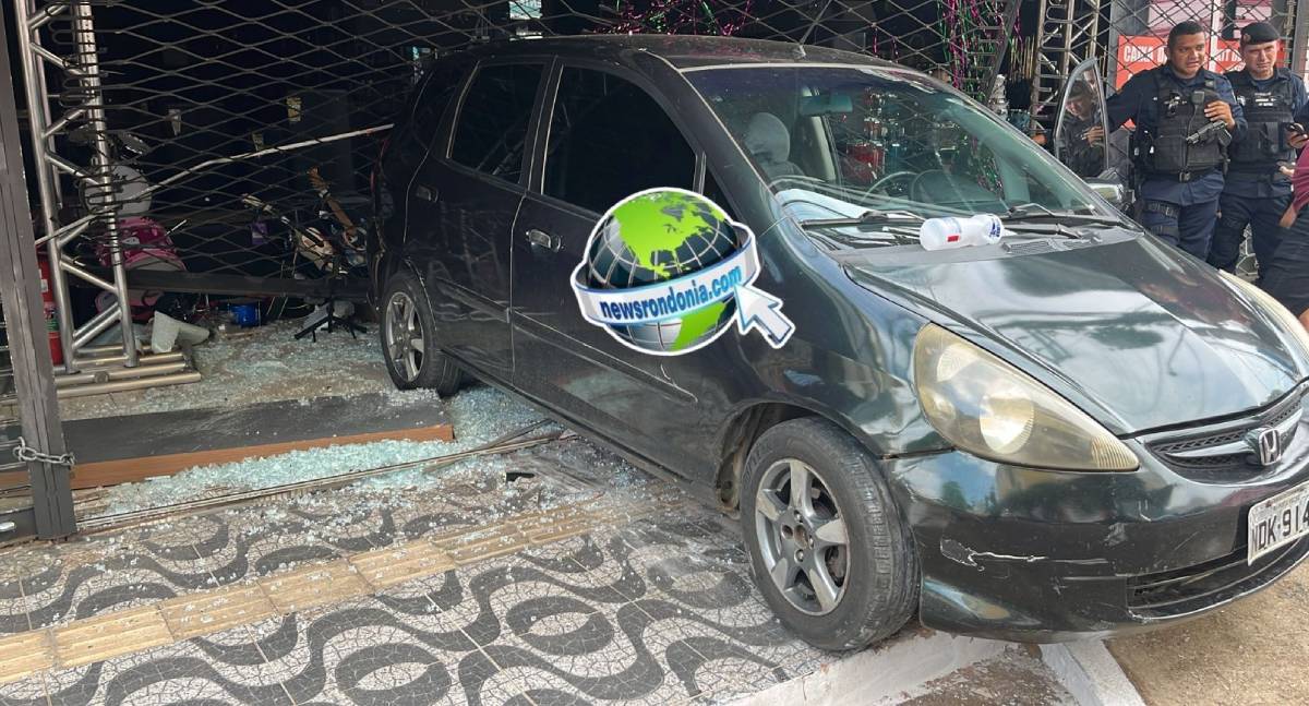 Carro invade loja de instrumentos e motorista foge no Centro de Porto Velho