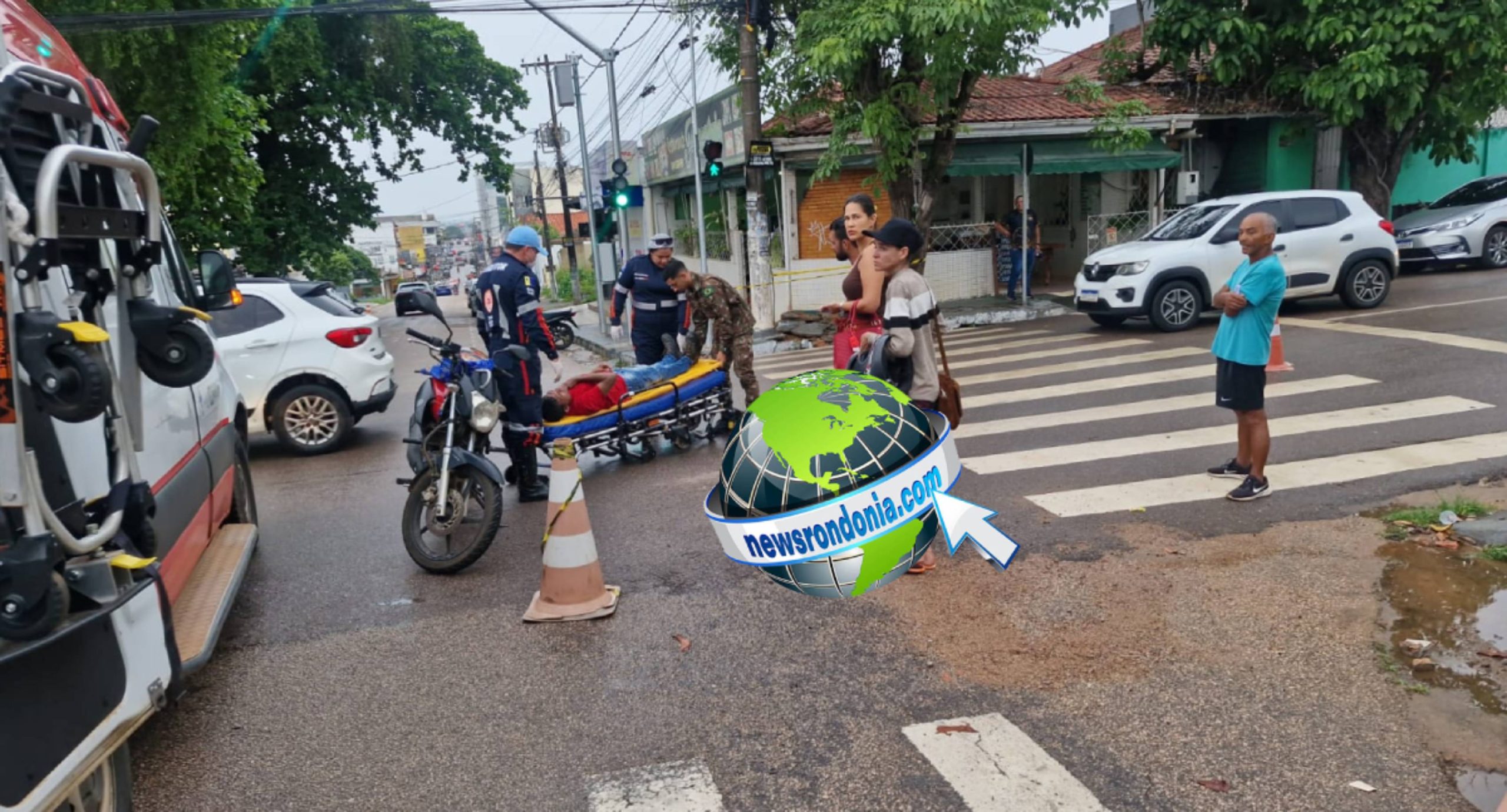 Casal em motocicleta atropela estudante na faixa de pedestres no centro