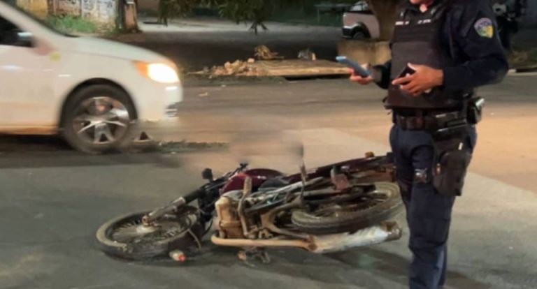Casal fica ferido após moto colidir na traseira de reboque
