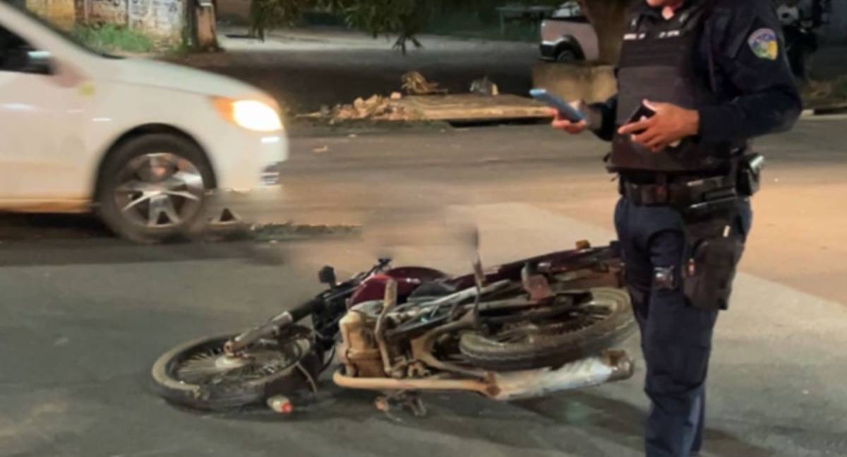 Casal fica ferido após moto colidir na traseira de reboque