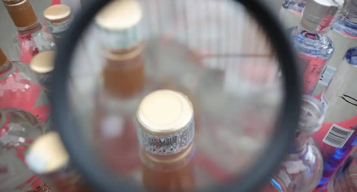 Casos de intoxicação por metanol sobem para 36, com sete mortes confirmadas no Brasil