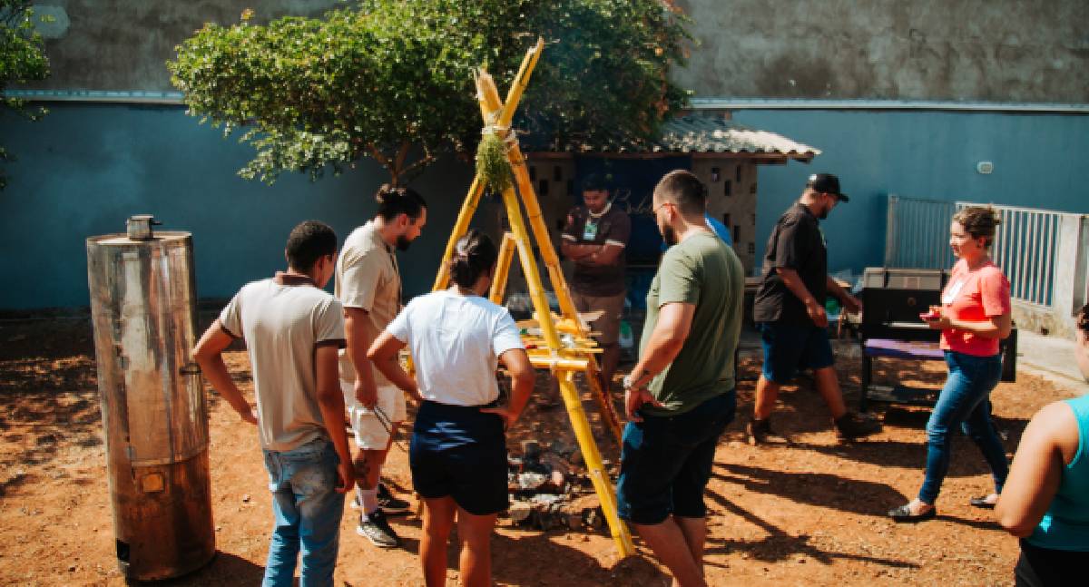 Chef jaruense realiza oficina sobre técnica ancestral de defumação indígena