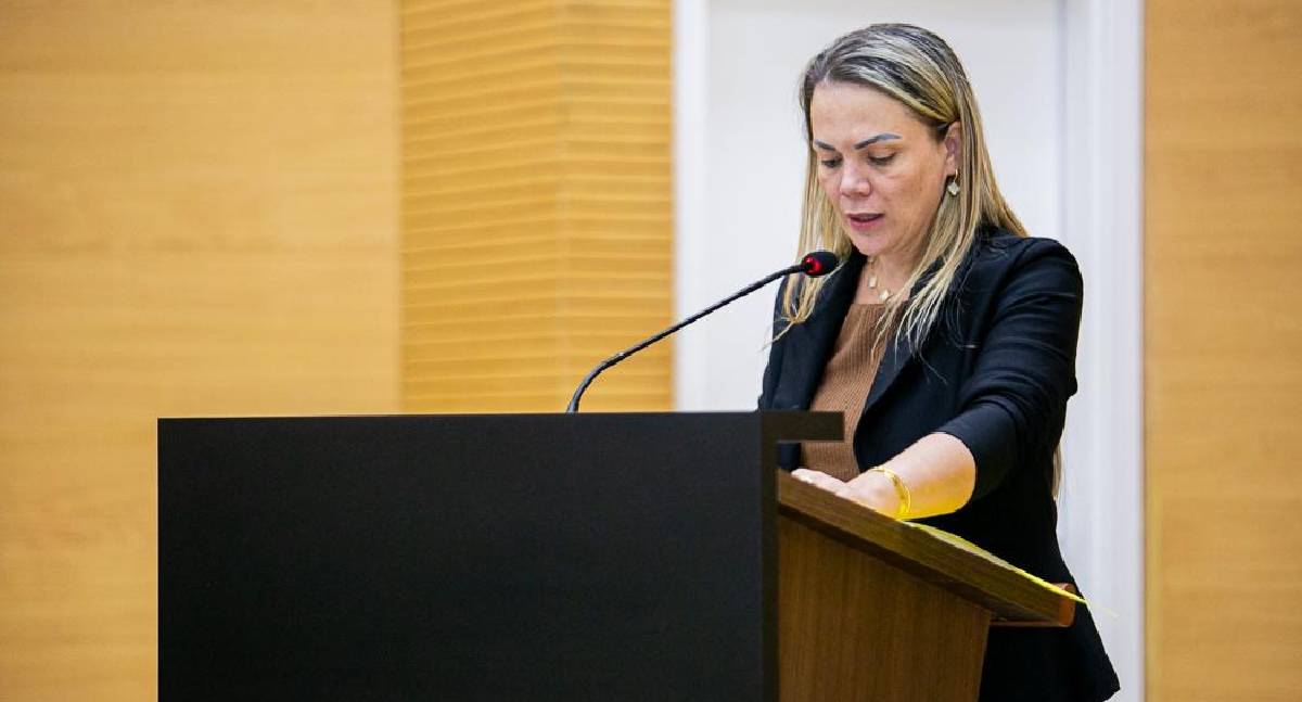 Cláudia de Jesus solicita informações sobre o Conselho Estadual de Juventude